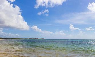 tropischer mexikanischer Strand klares türkisfarbenes Wasser Playa del Carmen Mexiko. foto