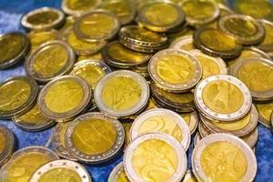 Euro-Münzen und -Scheine auf blauem Hintergrund gespeichert Deutschland. foto