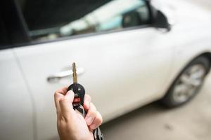 Die Hand der Männer drückt auf die ferngesteuerten Auto-Entriegelungssysteme foto