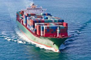 Containerschiff im Meer foto