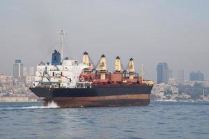 Frachtschiff im Meer foto