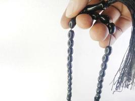 Runde Perlen wie Murmeln werden oft für den Gottesdienst oder nach muslimischen Gebeten verwendet, Rosenkranzperlen isoliert auf weißem Hintergrund. foto