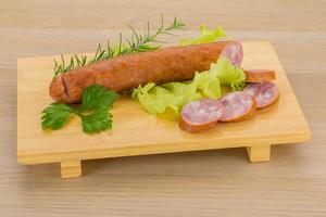 Wurst auf Holzbrett und Holzhintergrund foto