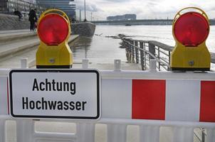 Extremwetter - Warnschild in deutscher Sprache am Eingang zu einer überfluteten Fußgängerzone in Köln, Deutschland foto