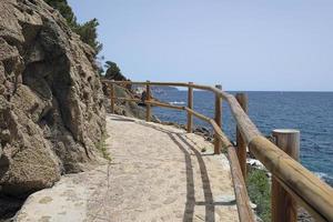 ein weg entlang der wunderschönen landschaft der costa brava küste in der nähe von lloret de mar, spanien. foto