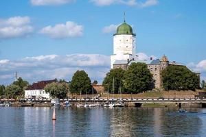 Wyborg, Gebiet Leningrad, Russland. - 27. august 2022. blick auf die mittelalterliche ritterburg vom stadtdamm. foto