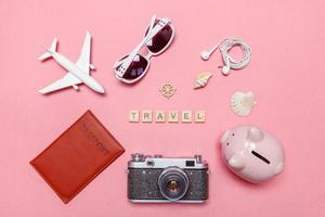 minimales, einfaches, flaches Lay-Reise-Abenteuer-Trip-Konzept auf pinkfarbenem, pastellfarbenem, trendigem, modernem Hintergrund foto