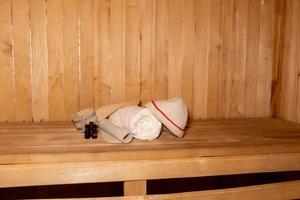 traditionelles altrussisches badehaus-spa-konzept. innendetails finnische sauna dampfbad mit traditionellem saunazubehör set becken handtuch aromaölschaufel filz. Relax Country Village Badkonzept. foto