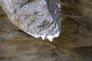 Wasser in Stalagmiten in einer Höhle foto