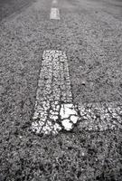 weiße Linien auf dem Asphalt foto