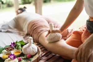 massage spa entspannende behandlung des bürosyndroms traditioneller thailändischer massagestil. Asiatische Frauenmassage Traditionelle Kompresse für heiße Massage Beinschmerzen, Armschmerzen und Stress für Frauen, die von der Arbeit müde sind. foto