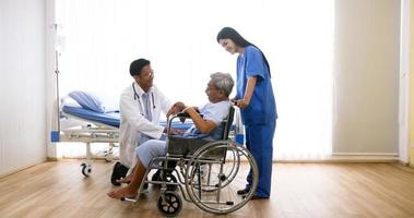 arzt und krankenschwester kümmern sich um erwachsene patienten im krankenzimmer. foto