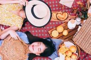 Zwei Freundinnen genießen gemeinsam ein Picknick in einem Park. foto