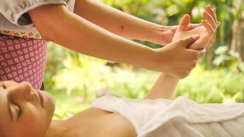 Massagetherapeut massiert die Hand der schönen kaukasischen Frau im Spa. foto