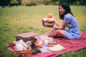 Nahaufnahme einer Frau, die ein Picknick in einem Park genießt. foto
