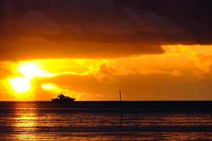 Yacht in der Silhouette bei Sonnenuntergang foto