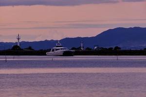 Yacht, die in der Abenddämmerung zurückkehrt foto