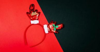 Weihnachtshintergrundkonzept. Draufsicht der Weihnachtsgeschenkbox Goldkugeln mit Fichtenzweigen, Weihnachtsstirnband foto