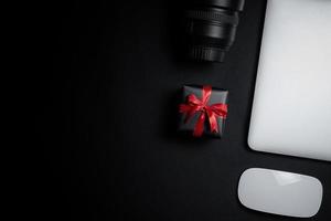 cyber montag verkauf freier platz für text mit maus, laptop, festplatte und geschenkbox auf schwarzem hintergrund. foto