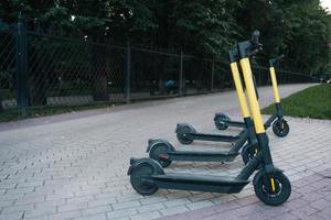 Stadttransport-Elektroroller - umweltfreundliches Transportmittel, Miete auf der Stadtstraße foto