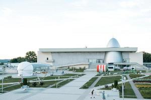 kaluga kosmonautikmuseum-vorbereitung für die eröffnung der 2. linie. Rakete Wostok, Planetariumskuppel, Tsiolkovsky Park vor dem Gebäude, Rekonstruktion. 29. august 2022, kaluga, russland. foto