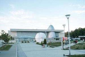 kaluga kosmonautikmuseum-vorbereitung für die eröffnung der 2. linie. Rakete Wostok, Planetariumskuppel, Tsiolkovsky Park vor dem Gebäude, Rekonstruktion. 29. august 2022, kaluga, russland. foto