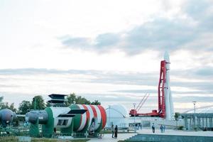 kaluga kosmonautikmuseum-vorbereitung für die eröffnung der 2. linie. Rakete Wostok, Planetariumskuppel, Tsiolkovsky Park vor dem Gebäude, Rekonstruktion. 29. august 2022, kaluga, russland. foto