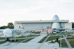 kaluga kosmonautikmuseum-vorbereitung für die eröffnung der 2. linie. Rakete Wostok, Planetariumskuppel, Tsiolkovsky Park vor dem Gebäude, Rekonstruktion. 29. august 2022, kaluga, russland. foto