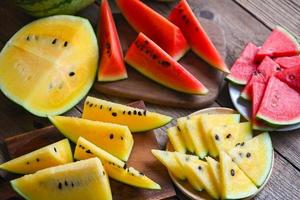 rote und gelbe Wassermelonenscheibe auf Holzschneidebrett und Platte, Nahaufnahme süße Wassermelonenscheiben Stücke frische Wassermelonen tropische Sommerfrüchte foto