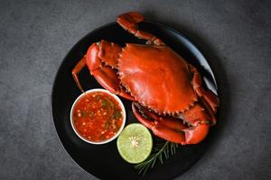 Krabben-Meeresfrüchte-Teller mit, frische Krabben auf schwarzem Teller, Krabben-Kochen, gekochtes oder gedämpftes Krabbenrot im Restaurant foto