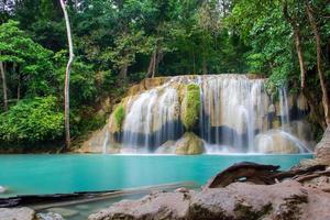 schöner erawan-wasserfall mitten im regenwald, erawan-wasserfall, kanchanaburi, thailand foto