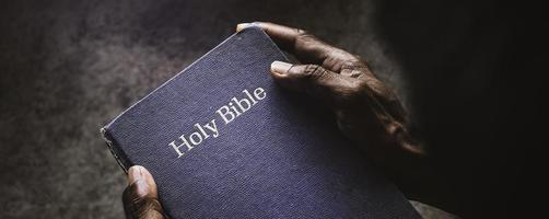 Nahaufnahme einer alten Bibel foto
