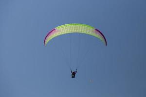 Tandem-Gleitschirmfliegen beim Fliegen foto