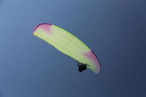 Tandem-Gleitschirmfliegen beim Fliegen foto