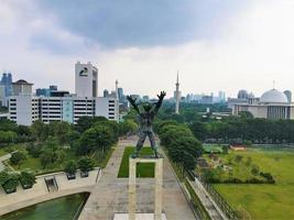 schöne luftaufnahme, bantenk-feldstatue., jakarta, indonesien foto