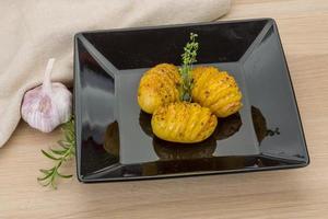 Ofenkartoffel auf dem Teller und Holzhintergrund foto