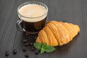 Kaffee mit Croissant foto