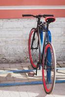 schnelle fahrradparkplätze gegen mauer. Vintage-Stil. Radfahren, ökologischer Transport, städtisches Umweltkonzept. Stadtrad. vertikaler Schuss foto