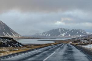 Wenn man an einem kalten und regnerischen Wintertag durch Island fährt, offenbart jede Kurve der Straße Ausblicke von epischen Ausmaßen, seien es Berge, Fjorde oder Täler. foto
