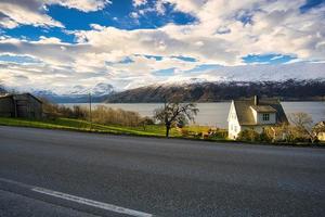 Küstenstraße am Fjord in Norwegen mit Blick auf das Wasser und die Berge foto