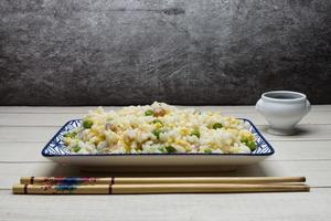 orientalischer kantonesischer Reis auf einem Holztisch foto