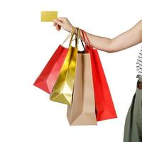 Einkaufsfrau mit Einkaufstüten und Kreditkarte, isoliert auf weißem Studiohintergrund mit Kopierraum, digitales Marketing-Lifestyle-Konzept für den E-Commerce foto