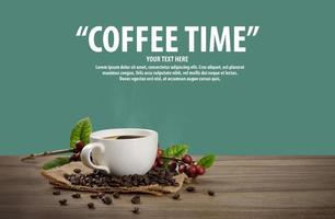 heiße Kaffeetasse mit frischen organischen roten Kaffeebohnen und Kaffeeröstungen auf dem Holztisch und dem schwarzen Hintergrund mit Copyspace für Ihren Text. foto