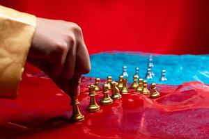 schach auf rotblauem stoff als zusammenfassung der krisenkarte usa, china, taiwan. Militär erzwingt Sanktionen, um den Handel mit Chip-Technologie auf Taiwan zu stoppen. Invasionsbedrohung ist Spielspannung international. Platz kopieren foto