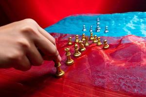 schach auf rotblauem stoff als zusammenfassung der krisenkarte usa, china, taiwan. Militär erzwingt Sanktionen, um den Handel mit Chip-Technologie auf Taiwan zu stoppen. Invasionsbedrohung ist Spielspannung international. Platz kopieren foto