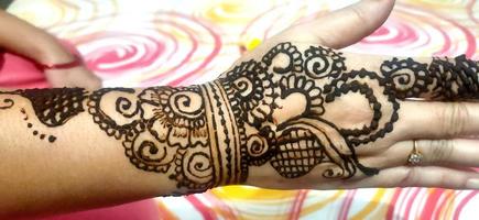 Sorgfältig gemaltes kompliziertes Design mit Henna, Mehndi-Kunst, auf der Hand einer jungen indischen Frau vor einer indischen Hochzeit foto