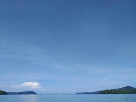 blaues meer und blauer himmel auf tropischer insel foto