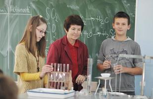 Naturwissenschafts- und Chemieunterricht in der Schule foto