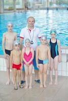 Kindergruppe im Schwimmbad foto