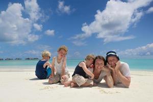 glückliche Familie im Urlaub foto